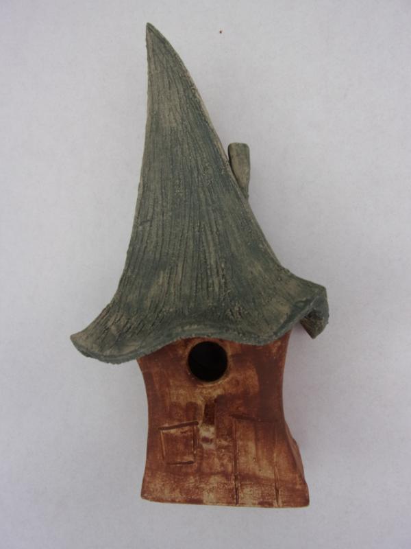 Vogelhuisje nr.3315. "Vierkant hoog spitsdak" €.115.-