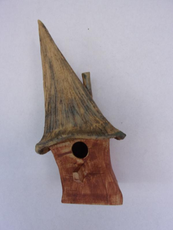 Vogelhuisje nr.3373. "Vierkant hoog spitsdak scheef" &euro;.125.-