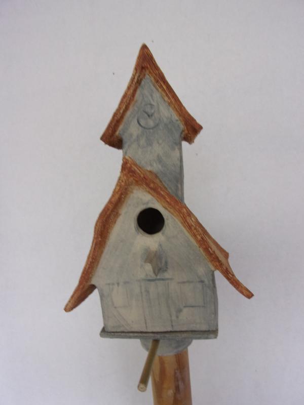 Vogelhuisje nr.3379. "Kerk" op paal €.150.-