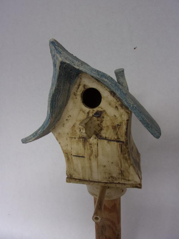 Vogelhuisje nr.3497. "Vierkant puntdak" op paal &euro;.120.-