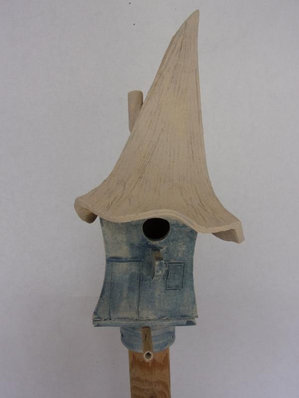 Vogelhuisje nr.3503. "Spitsdak hoog" op paal &euro;.140.-