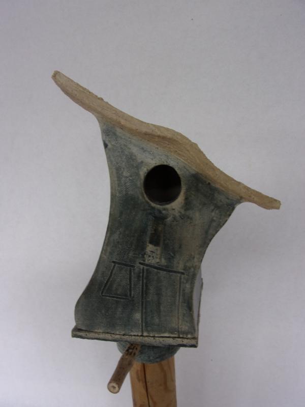 Vogelhuisje nr.3513. "Vierkant platdak" op paal &euro;.110.-
