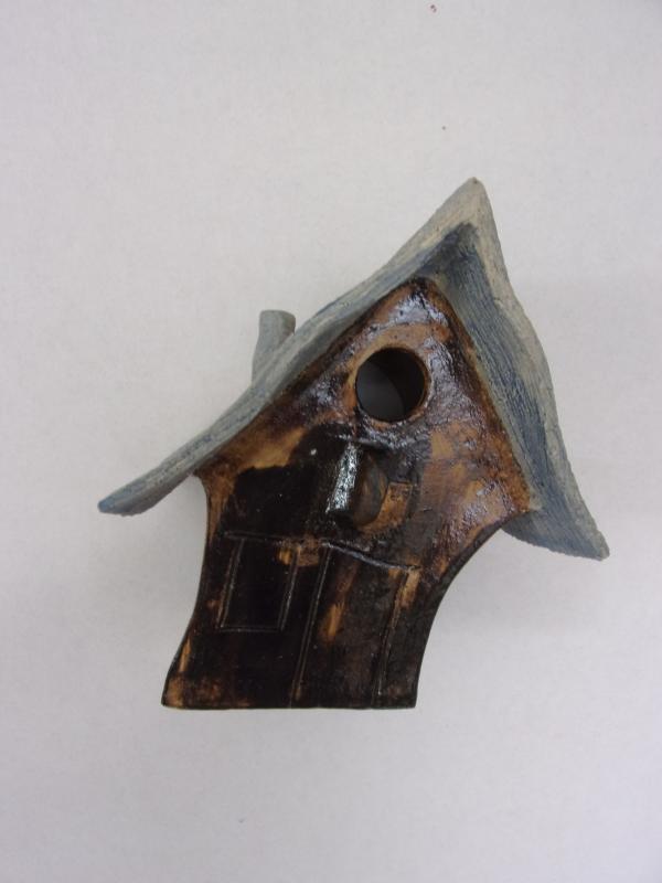 Vogelhuisje nr.3522. "Vierkant puntdak scheef" €.100.-