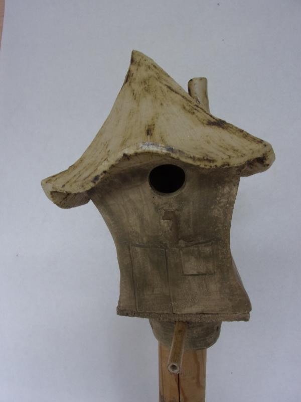Vogelhuisje nr.3511. "Vierkant spitsdak" op paal €.110.-
