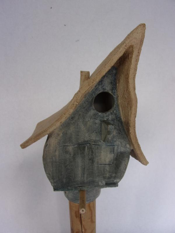 Vogelhuisje nr.3542 "Bol puntdak scheef" op paal &euro;.110.-