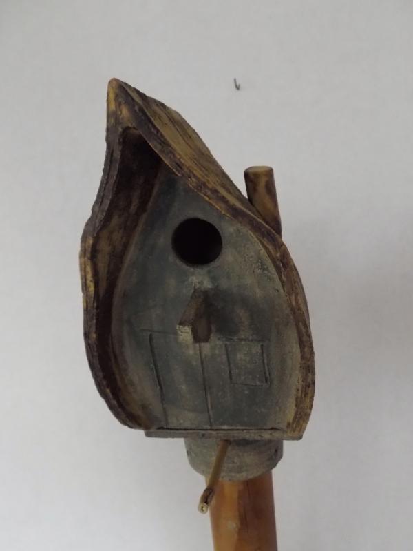 Vogelhuisje nr.2573. "Druppel" op paal €.110.-