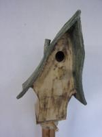 Vogelhuisje nr.3236. "Puntdak hoog" op paal €.115.-
