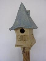 Vogelhuisje nr.3157. "Vijfhoek spitsdak" op paal €.115.-