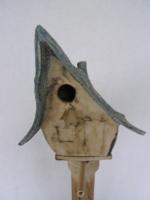 Vogelhuisje Nr.3232 "Vierkant puntdak scheef" op paal €.100.-