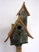 Vogelhuisje nr.3298. "Kerk" op paal €.125.-