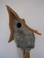 Vogelhuisje nr.3350. "Puntdak bol scheef" op paal €.110.-