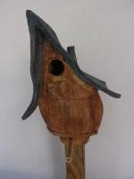 Vogelhuisje nr.3351. "Puntdak bol scheef" op paal €.110.-