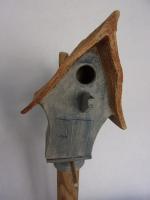 Vogelhuisje nr.3354. "Vierkant puntdak" op paal €.110.-