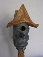 Vogelhuisje nr.3352. "Rond spitsdak" op paal €.110.-