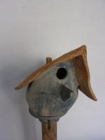 Vogelhuisje nr.3358. "Rond scheef puntdak" op paal €.110.-