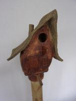 Vogelhuisje nr.2891. "Bol scheef puntdak" op paal &euro;.100.-