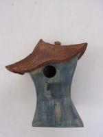 Vogelhuisje nr.3195. "Vierkant laag spitsdak scheef" &euro;.90.-