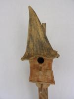 Vogelhuisje nr.3370. "Spitsdak hoog" op paal €.125.-