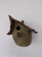 Vogelhuisje nr.2825 "Rond puntdak scheef" &euro;.90.-