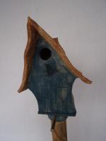 Vogelhuisje nr.3392. "Vierkant puntdak scheef" op paal &euro;.110.-