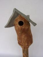 Vogelhuisje nr.3397. "Rond puntdak scheef" op paal &euro;.110.-