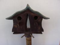 Vogelhuisje nr.3263. "Platdak tweeling" op paal &euro;.175.-