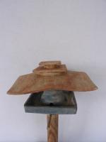 Voedertafel nr.582. "Vierkant platdak silo" op paal &euro;.180.-