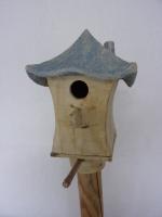 Vogelhuisje nr.3161. "Vierkant spitsdak" op paal &euro;.100.-