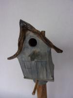 Vogelhuisje nr.3422. "Vierkant puntdak scheef" op paal &euro;.110.-