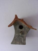 Vogelhuisje nr.3430. "Vierkant puntdak scheef" &euro;.100.-