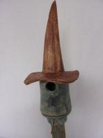 Vogelhuisje nr.3109. "Kabouter punthoed" op paal &euro;.115.-