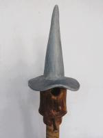 Vogelhuisje nr.3284. "Kabouter punthoed" op paal &euro;.115.-