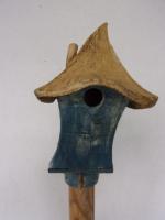 Vogelhuisje nr.3399. "Vierkant spitsdak scheef" op paal &euro;.110.-