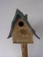 Vogelhuisje nr.3441. "Vierkant puntdak" op paal &euro;.110.-