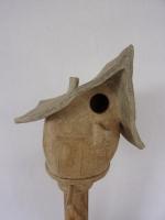 Vogelhuisje nr.3445. "Bol puntdak scheef" op paal &euro;.110.-