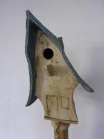 Vogelhuisje nr.3237. "Puntdak hoog" op paal &euro;.115.-