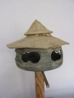 Voedertafel nr.T.537 "Rond ronddak met deksel" op paal &euro;.160.-