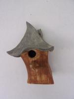 Vogelhuisje nr.3402. "Vierkant spitsdak scheef" &euro;.100.-