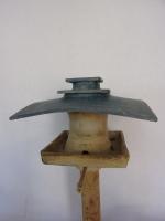 Voedertafel nr.T.497. "Vierkant platdak silo" op paal &euro;.165.-