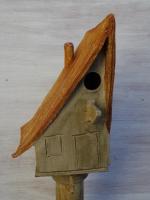 Vogelhuisje nr.1344. "Schuindak" op paal &euro;.100.-