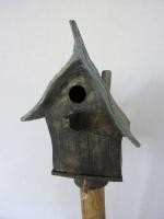 Vogelhuisje nr.2736. "Vierkant puntdak" op paal &euro;.100.-