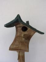 Vogelhuisje nr.3460. "Vierkant puntdak scheef" op paal &euro;.110.-