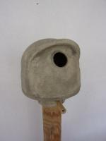 Vogelhuisje nr.3477. "Rond baseball pet" op paal &euro;.100.-