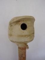 Vogelhuisje nr.3478. "Rond baseball pet" op paal &euro;.100.-