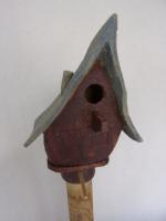 Vogelhuisje nr.3095. "Puntdak bol" op paal &euro;.100.-