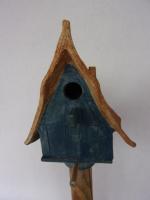 Vogelhuisje nr.3396. "Vierkant puntdak" op paal &euro;.110.-