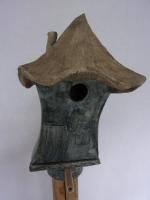 Vogelhuisje nr.3512. "Vierkant spitsdak" op paal &euro;.110.-