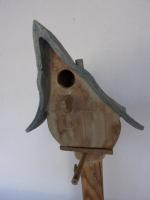 Vogelhuisje nr.3552 "Bol puntdak scheef" op paal &euro;.110.-